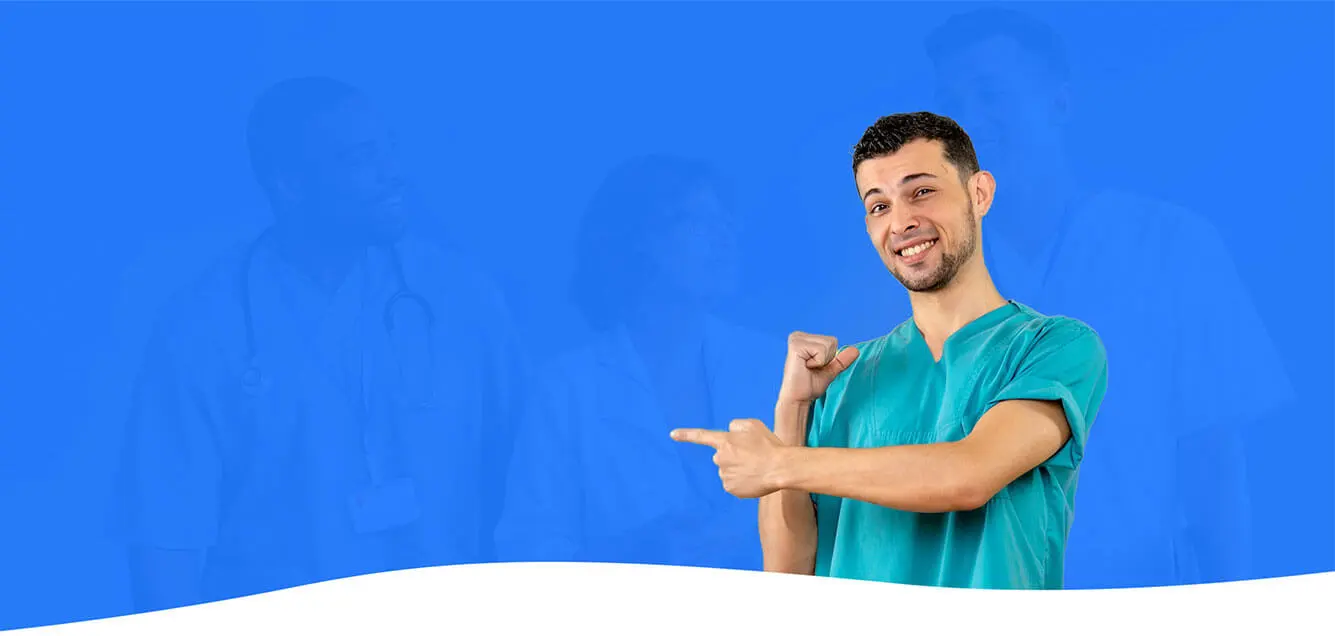 hombre con uniforme de enfermero